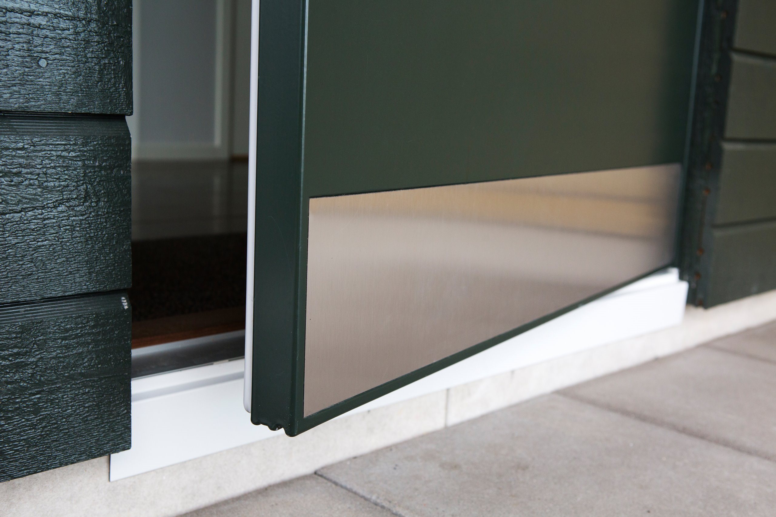 накладка на межкомнатную дверь снизу. входные двери доборы порог. отбойная пластина h=200мм для двери. закрывашки снизу двери. уплотнитель на низ двери межкомнатные.